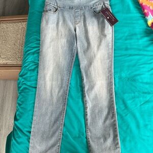 Pull on stretch denim slim leg classic rise capri length size 6 short new jeans